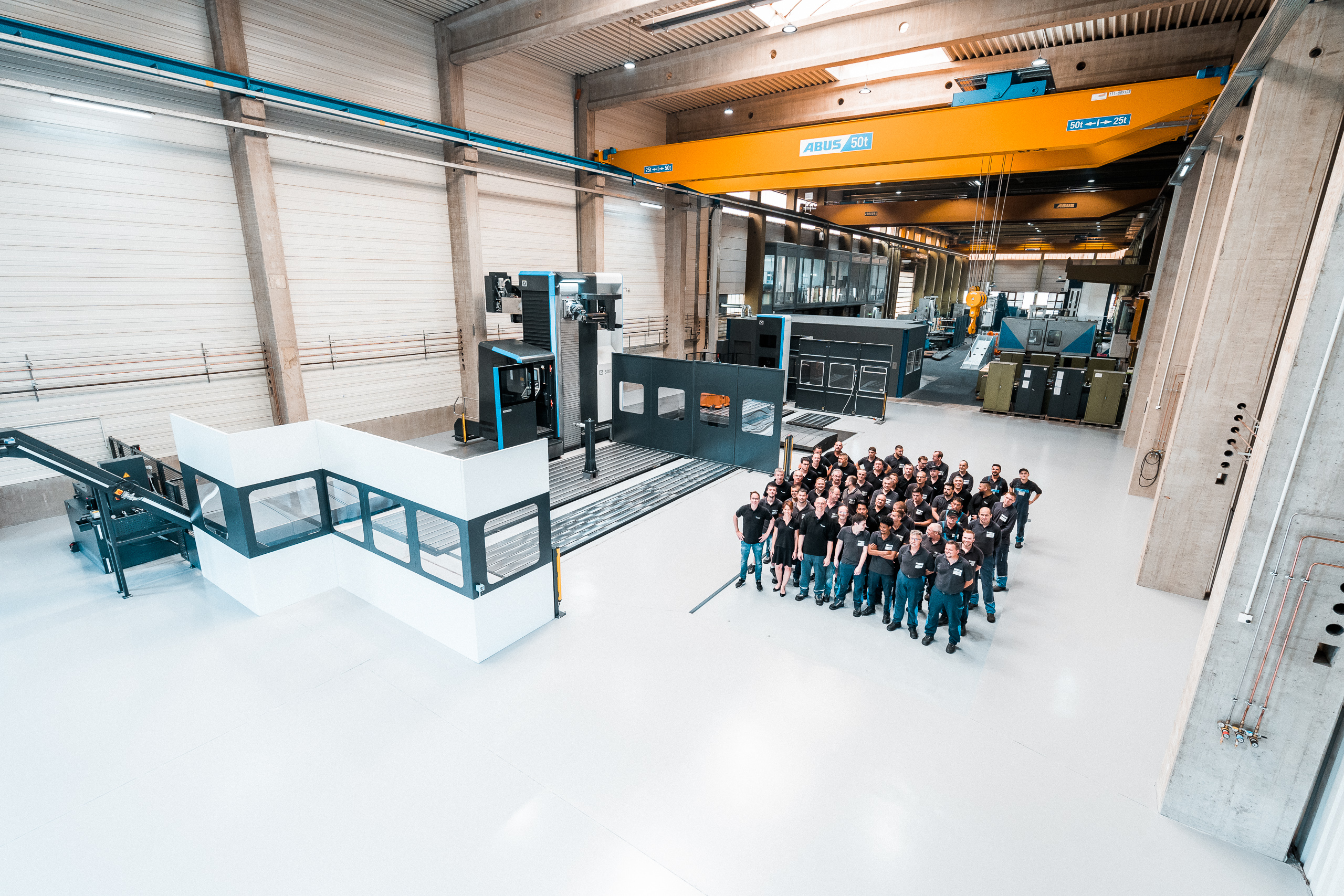 Das Mayer Stahl- und Apparatebau Team in der Halle für die mechanische Bearbeitung.